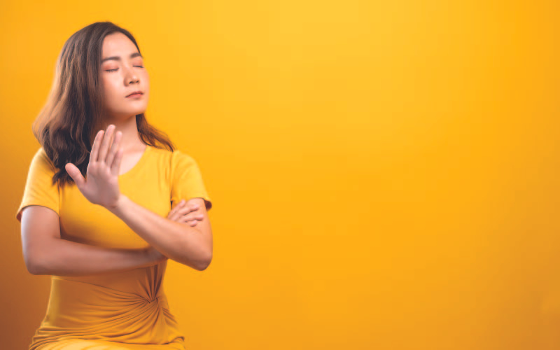 A girl saying 'NO' to anti zero-waste habits and practices.